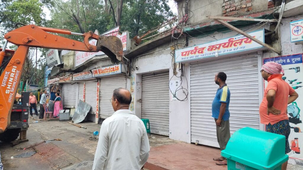 सड़क किनारे से हटाए गए गरीब दुकानदार और खाली स्थान