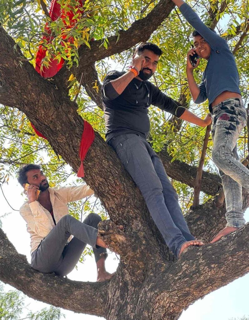 एक ग्रामीण ने कहा, "दिल का दौरा पड़ा तो पेड़ पर चढ़कर 108 नंबर डायल किया।