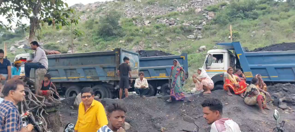 मजदूरों ने बताया कि वे लंबे समय से कंपनी के शुरू होने का इंतजार कर रहे हैं।