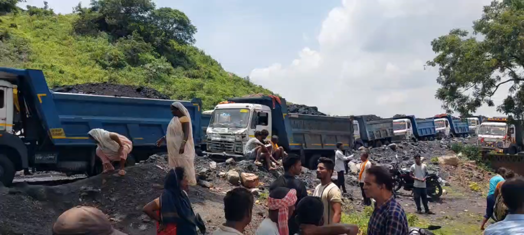 गोन्दुडीह में STG आउटसोर्सिंग शुरू कराने की मांग को लेकर असंगठित मजदूरों का प्रदर्शन