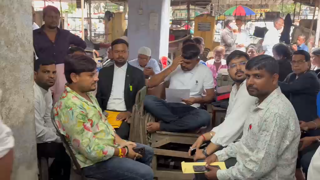धनबाद कोर्ट पहुंचे विधायक जयराम महतो